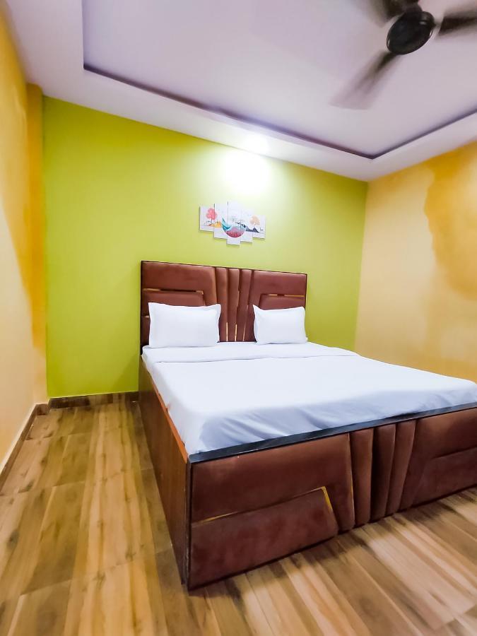 Hotel Roomshala 122 Park View - Near Adarsh Nagar