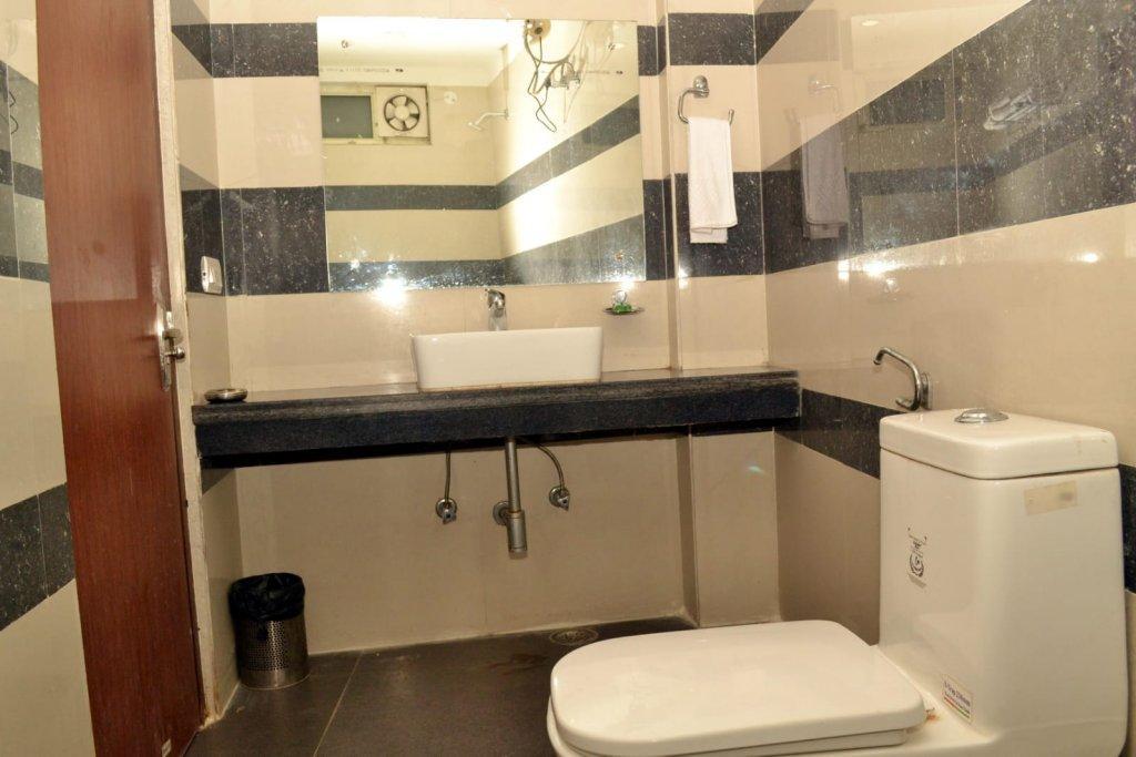 Oyo Blu Pebbles Near Delhi Airport Hotel
