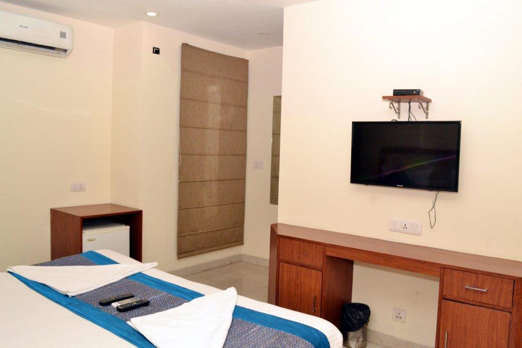 Oyo Blu Pebbles Near Delhi Airport 3*