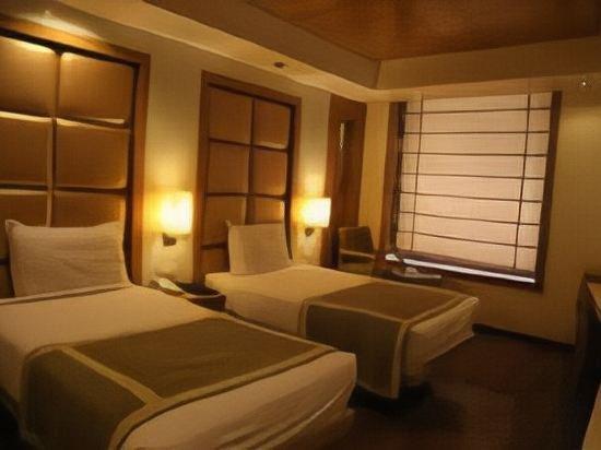 Almondz Hotel
