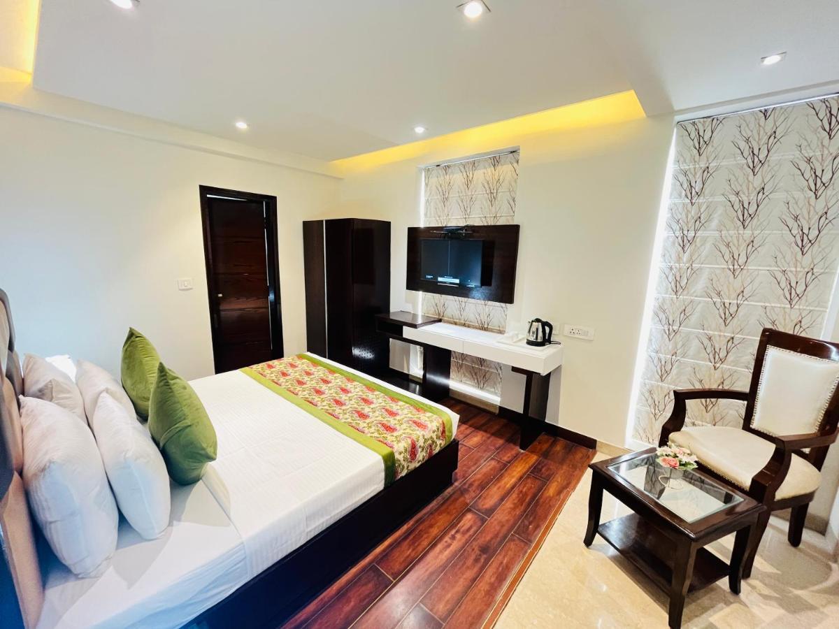 Aura Ip Grand Karkardooma Metro Station Couple Friendly New Delhi