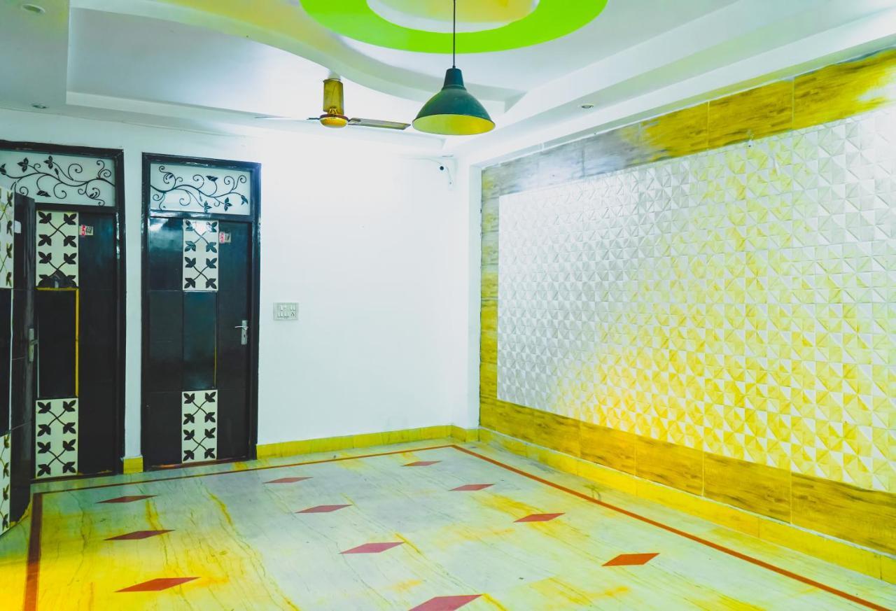 Hotel Roomshala 124 Royal Rohini - Sector 16 3*