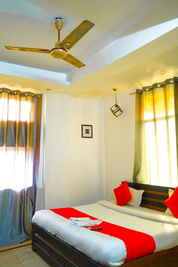 Roomshala 124 Royal Rohini - Sector 16 3* Nova Deli
