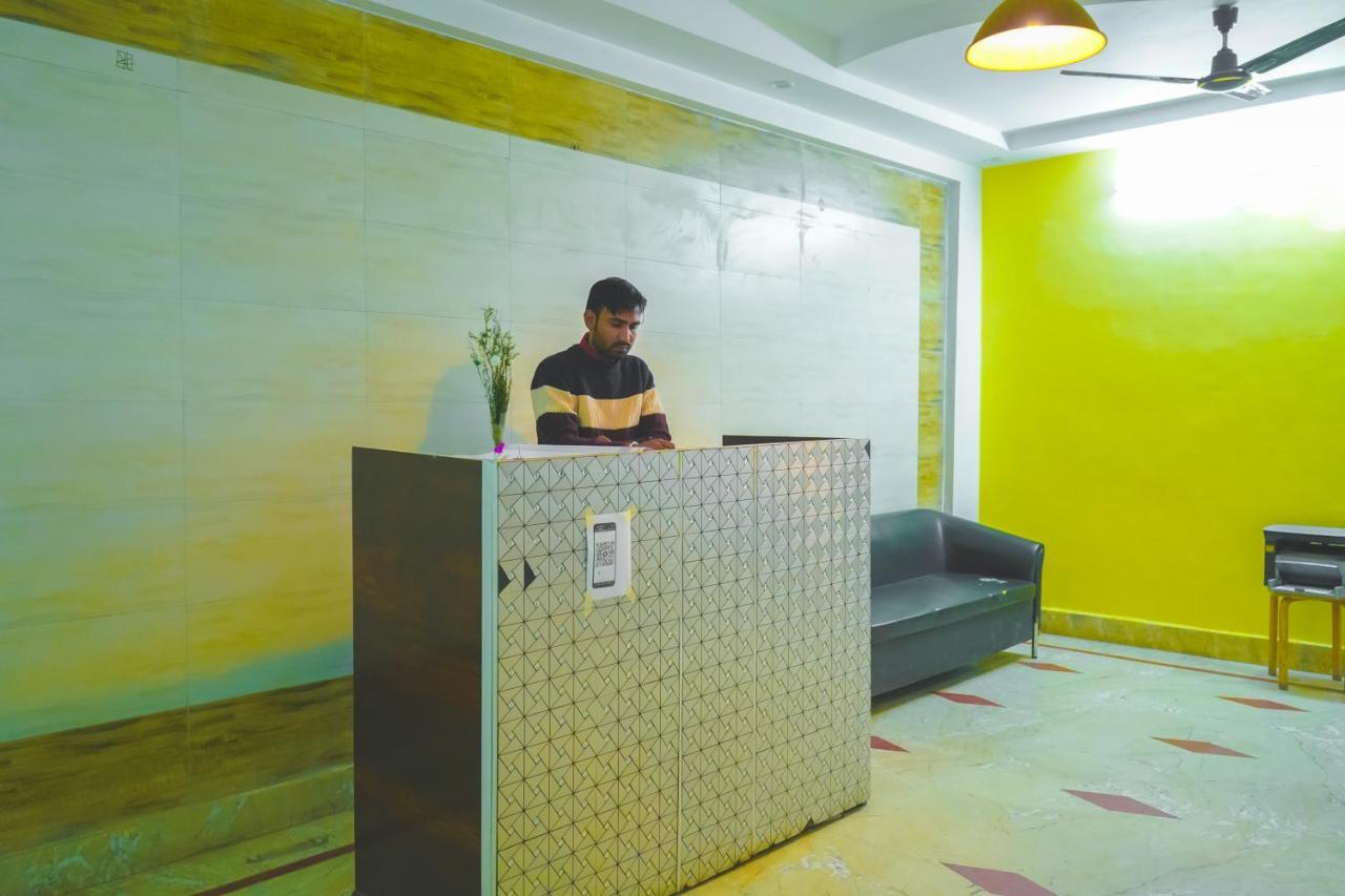 Roomshala 124 Royal Rohini - Sector 16 3*