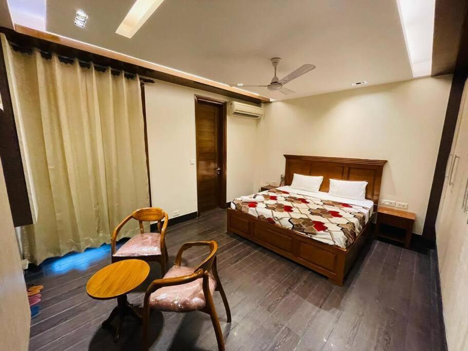 Fortune Service 4bhk D-163 Saket *