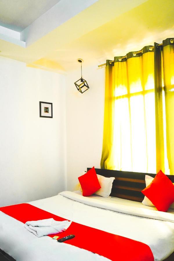 Hotel Roomshala 124 Royal Rohini - Sector 16 3*