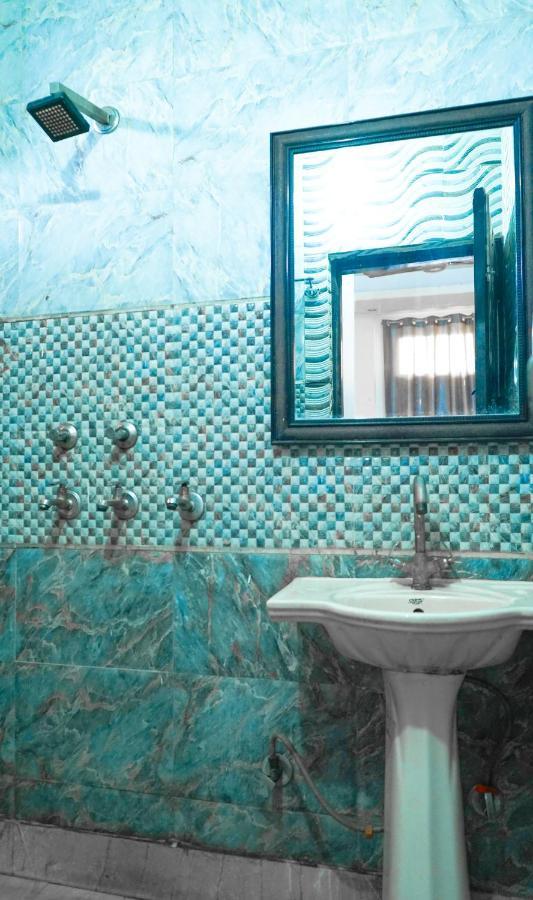 Hotel Roomshala 122 Park View - Near Adarsh Nagar