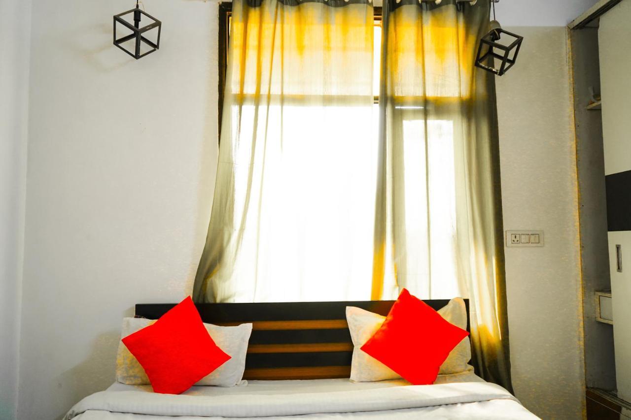Roomshala 124 Royal Rohini - Sector 16 Hotel