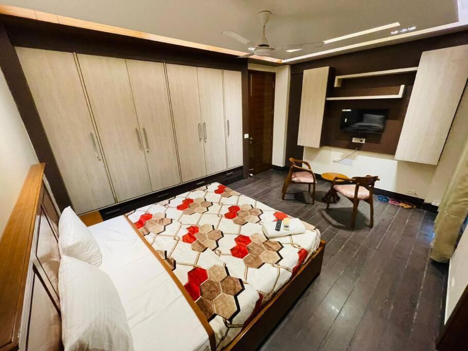 Fortune Service 4bhk D-163 Saket Apartment