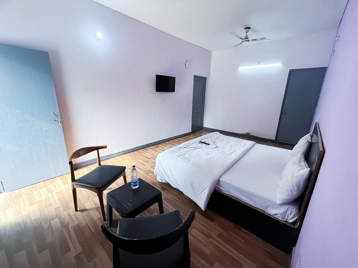 Roomshala 119 Jps Near Pvr Vikas Puri Hotel 3*