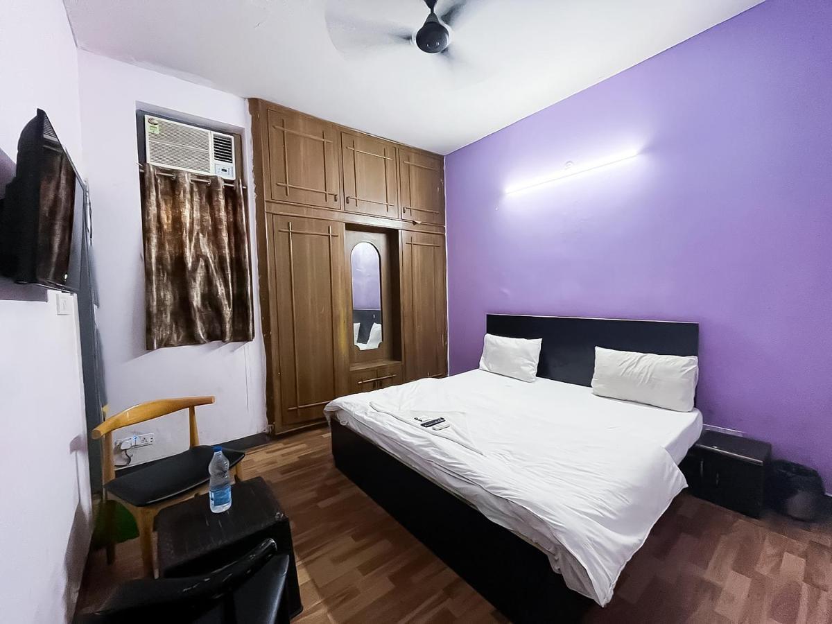 Roomshala 119 Jps Near Pvr Vikas Puri Hotel 3*