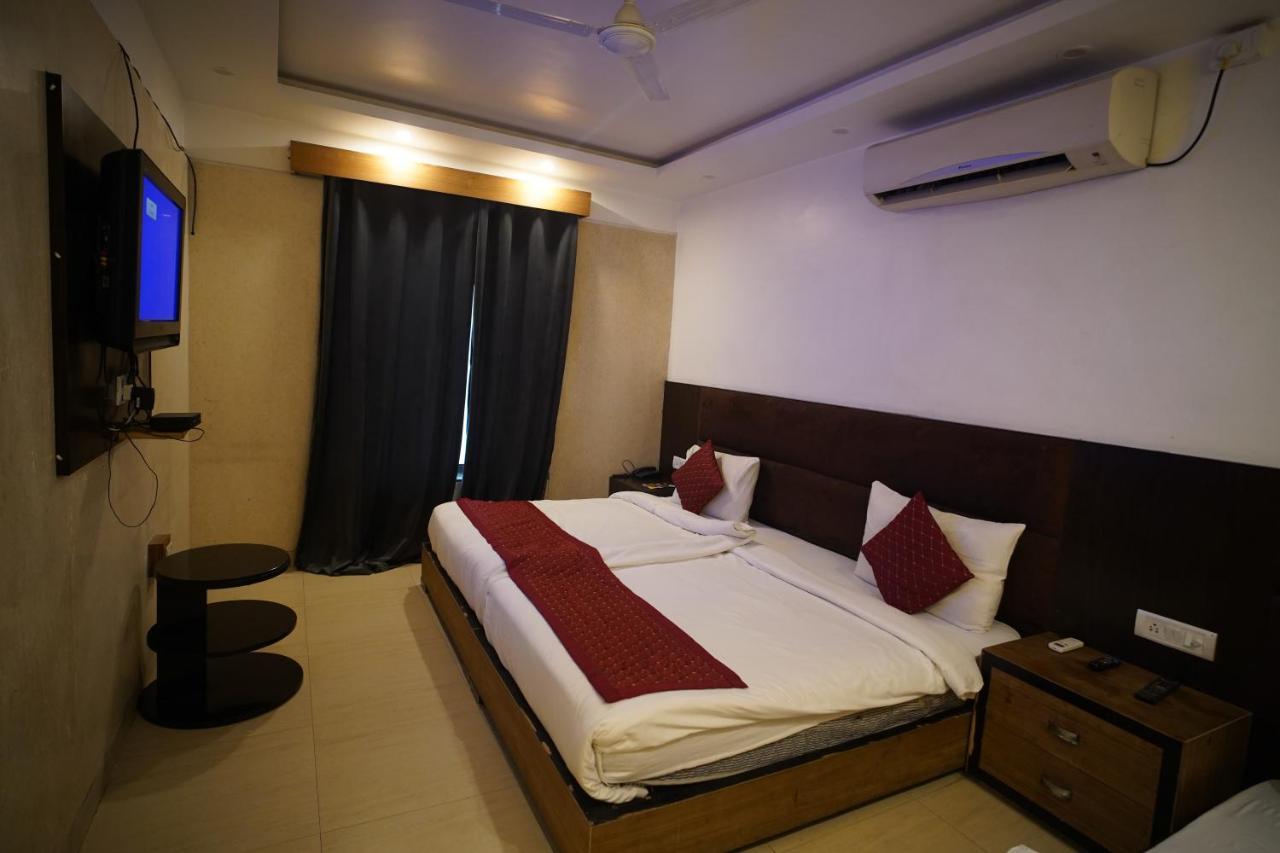 O Delhi, Near Metro Station Karol Bagh