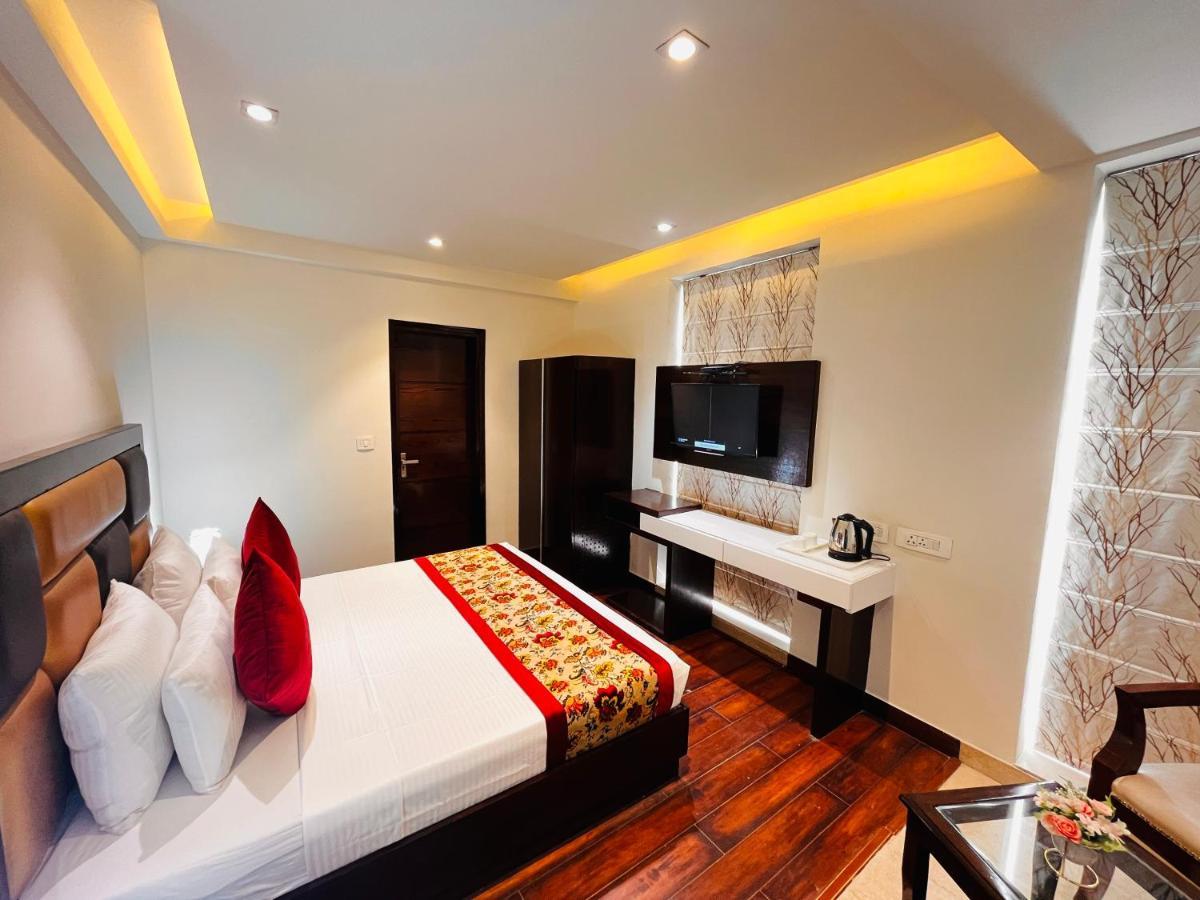 Hotel Aura Ip Grand Karkardooma Metro Station Couple Friendly New Delhi