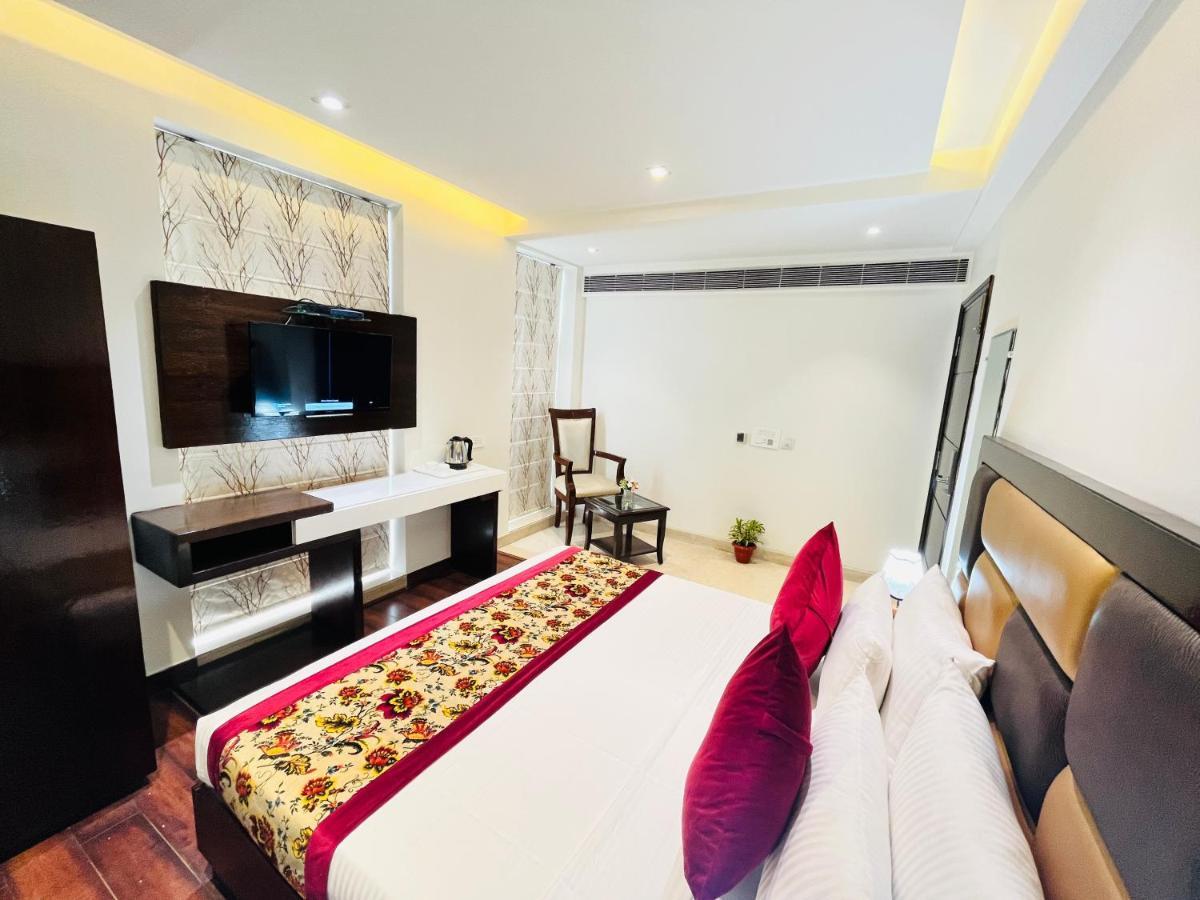 Aura Ip Grand Karkardooma Metro Station Couple Friendly New Delhi