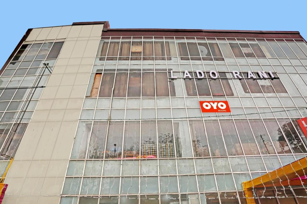 Hotel Oyo Flagship Red Near V3s Mall