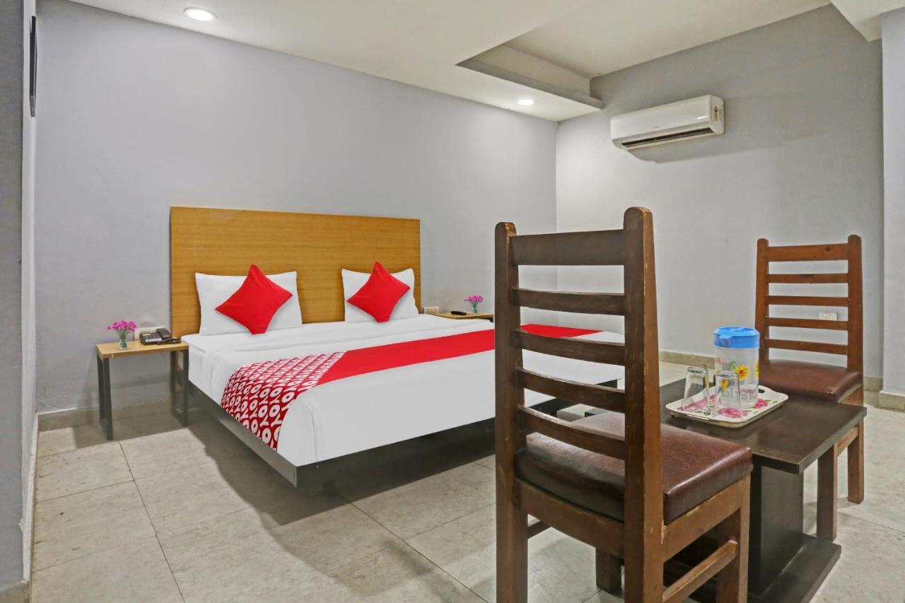 Oyo Flagship Red Near V3s Mall Hotel 3*