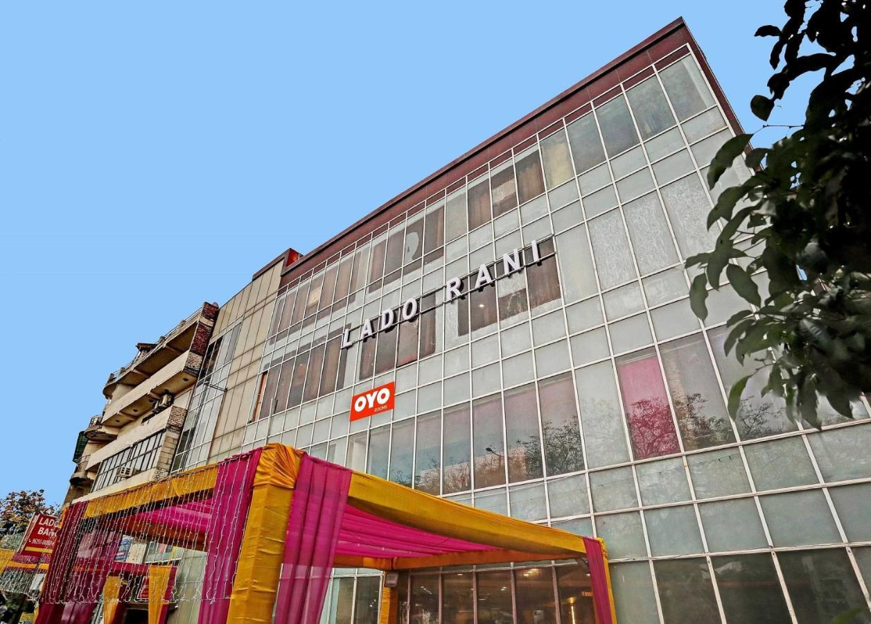 Hotel Oyo Flagship Red Near V3s Mall