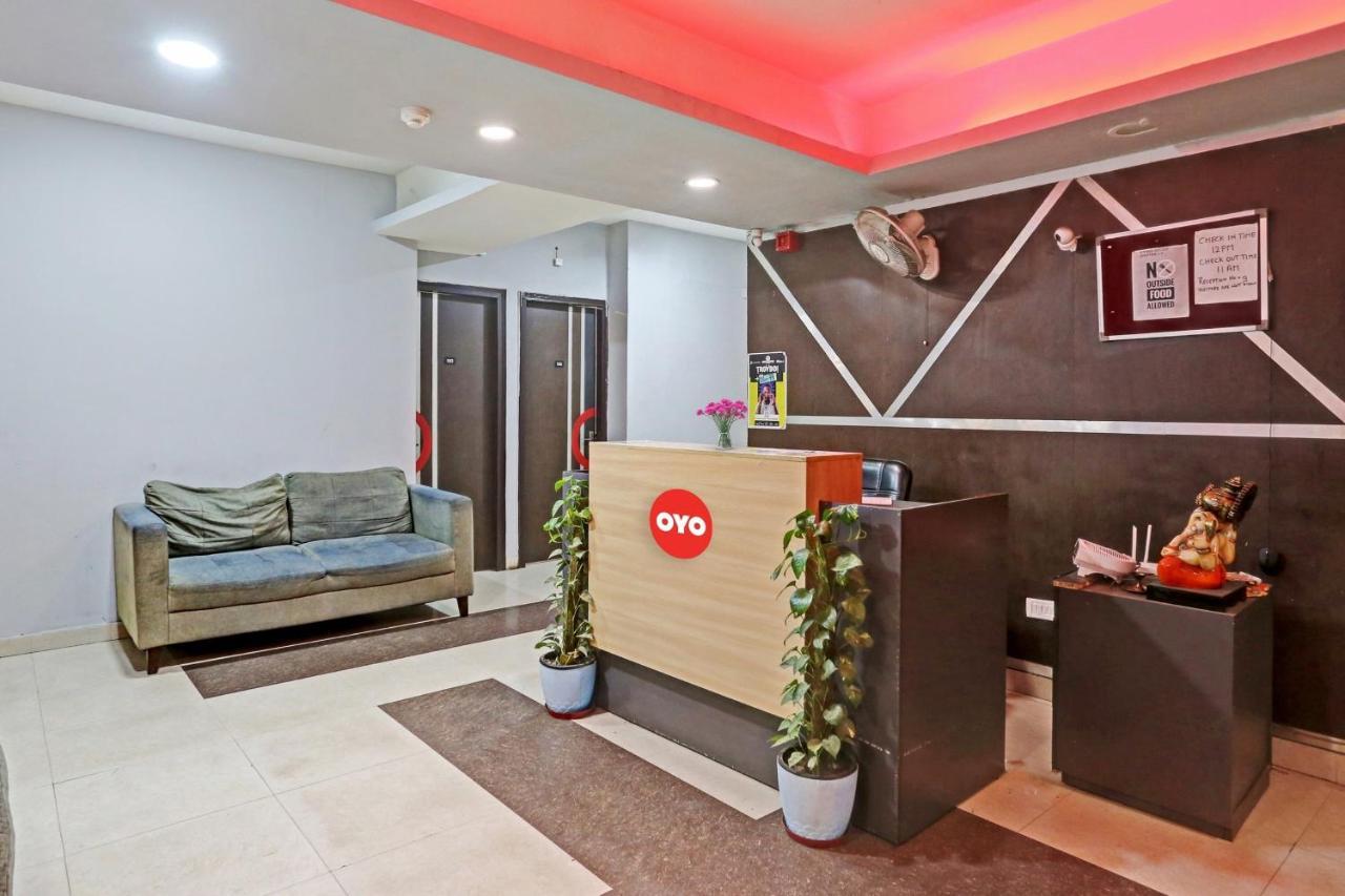 Oyo Flagship Red Near V3s Mall Nova Deli