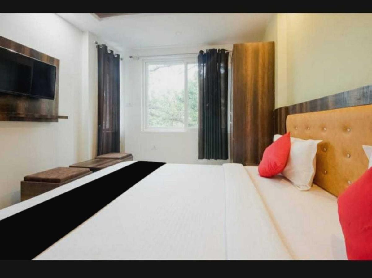 Oyo Raas Near Nawada Metro Station 3*