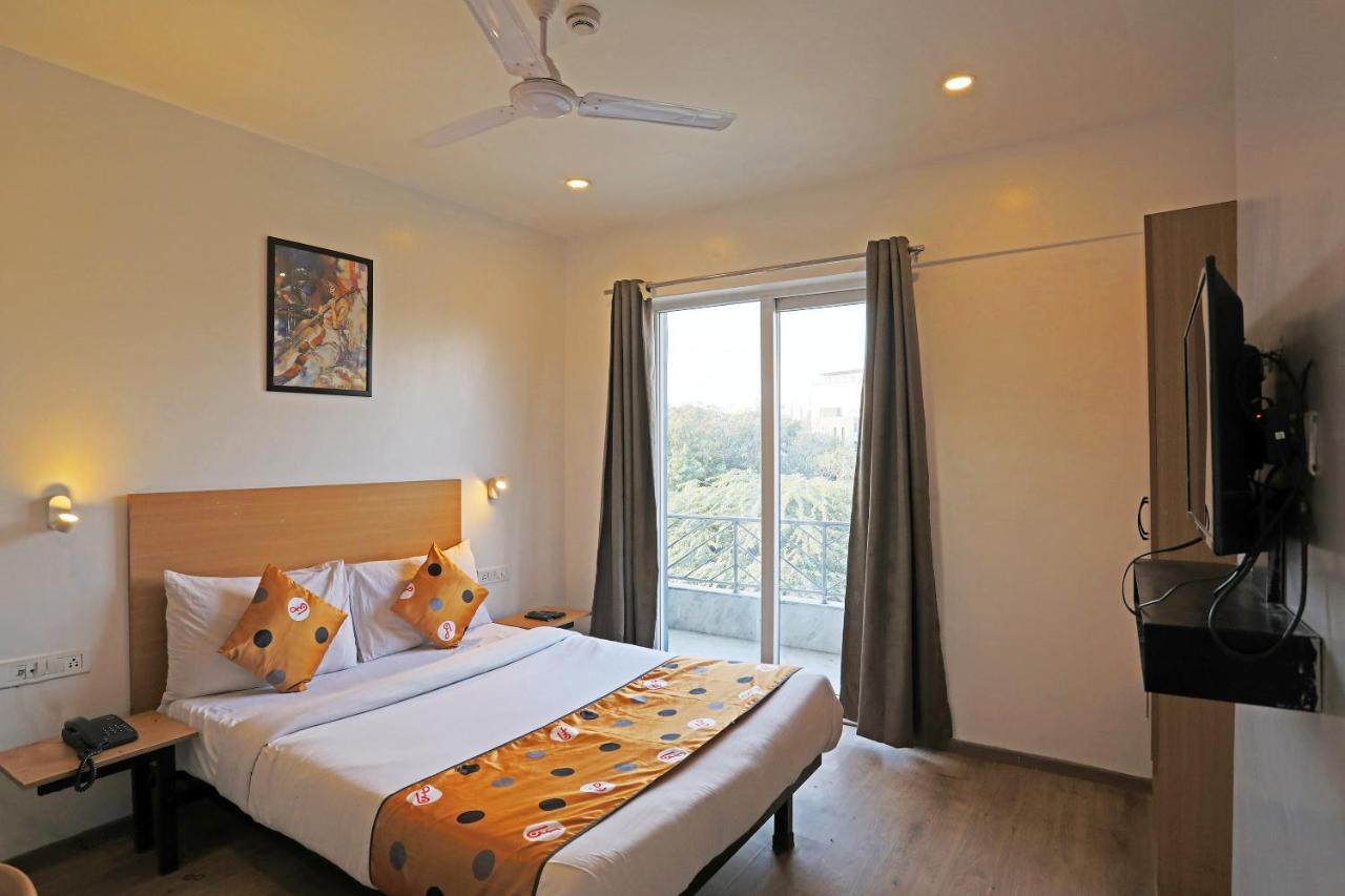 Hotel Yellow Chilli Britannia Chowk- Couple Friendly Local Id Accepted 3*
