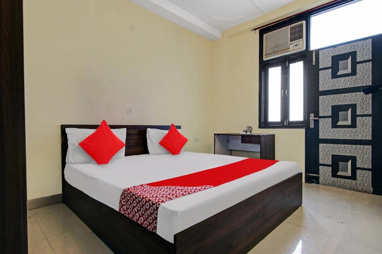 Hotel Oyo Flagship Pleasure Near Haiderpur Metro Station