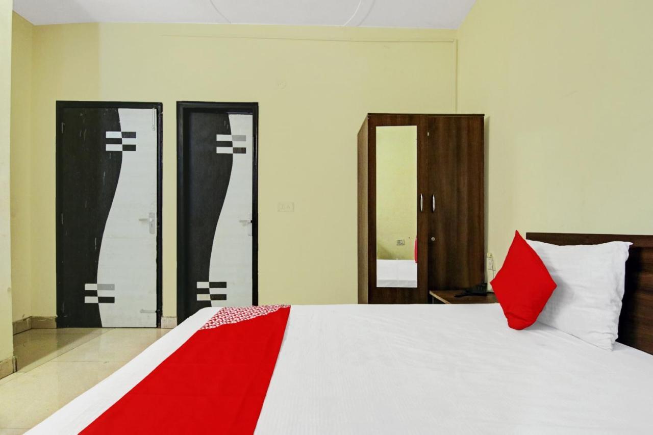 Hotel Oyo Flagship Pleasure Near Haiderpur Metro Station 3*