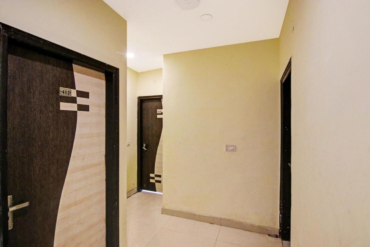 Oyo Flagship Pleasure Near Haiderpur Metro Station 3* Nova Deli