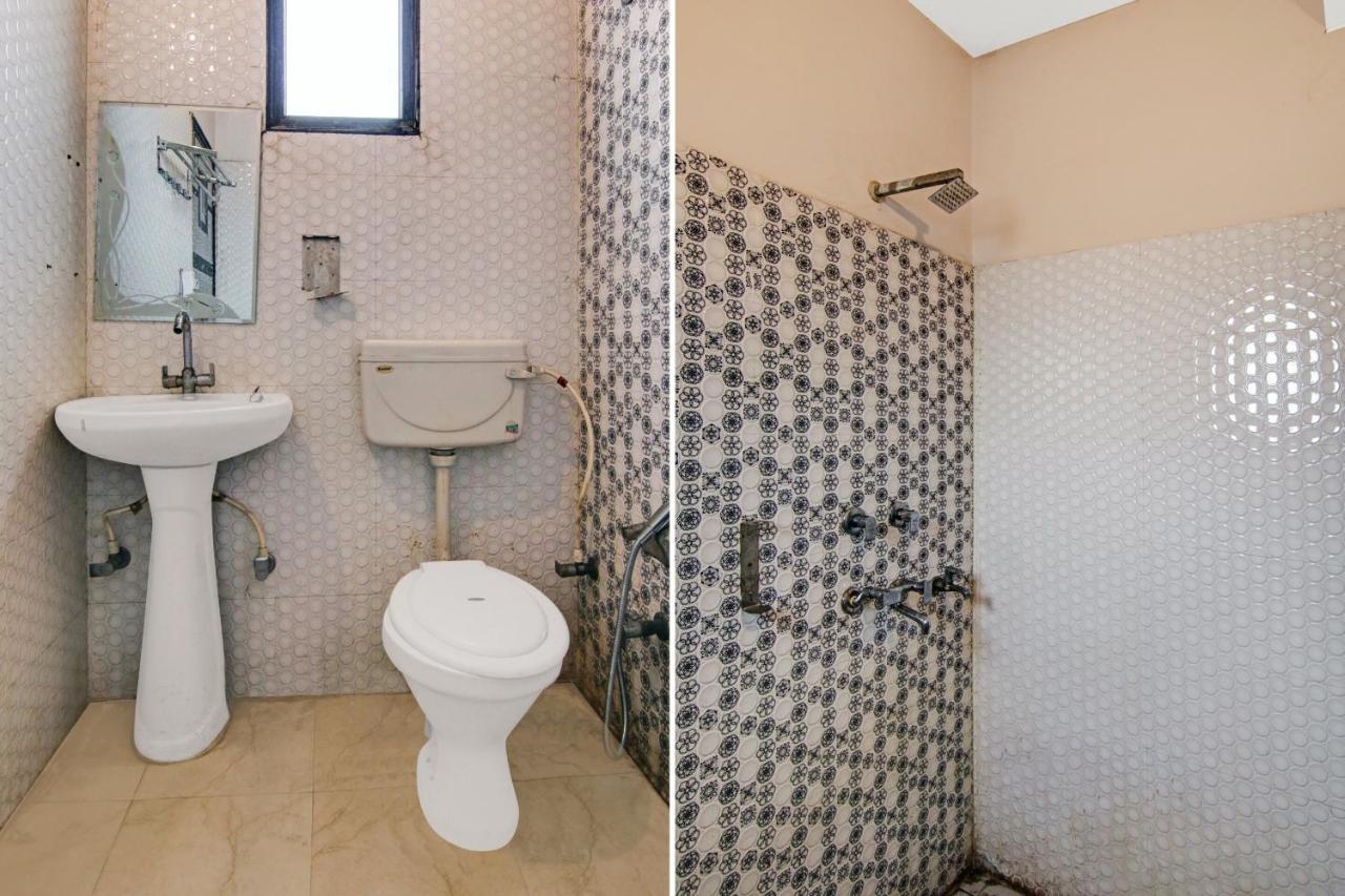 Oyo Flagship Pleasure Near Haiderpur Metro Station 3*