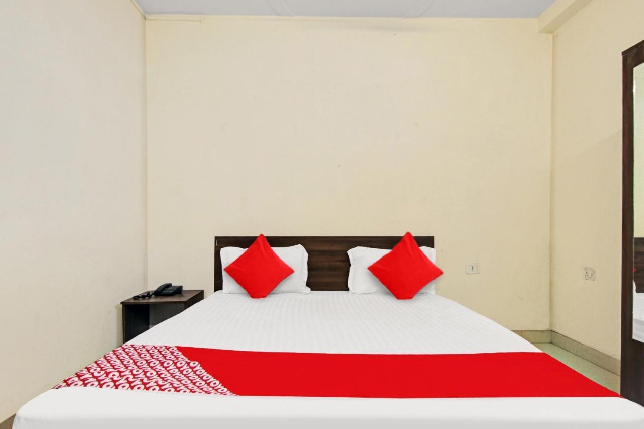Hotel Oyo Flagship Pleasure Near Haiderpur Metro Station 3*