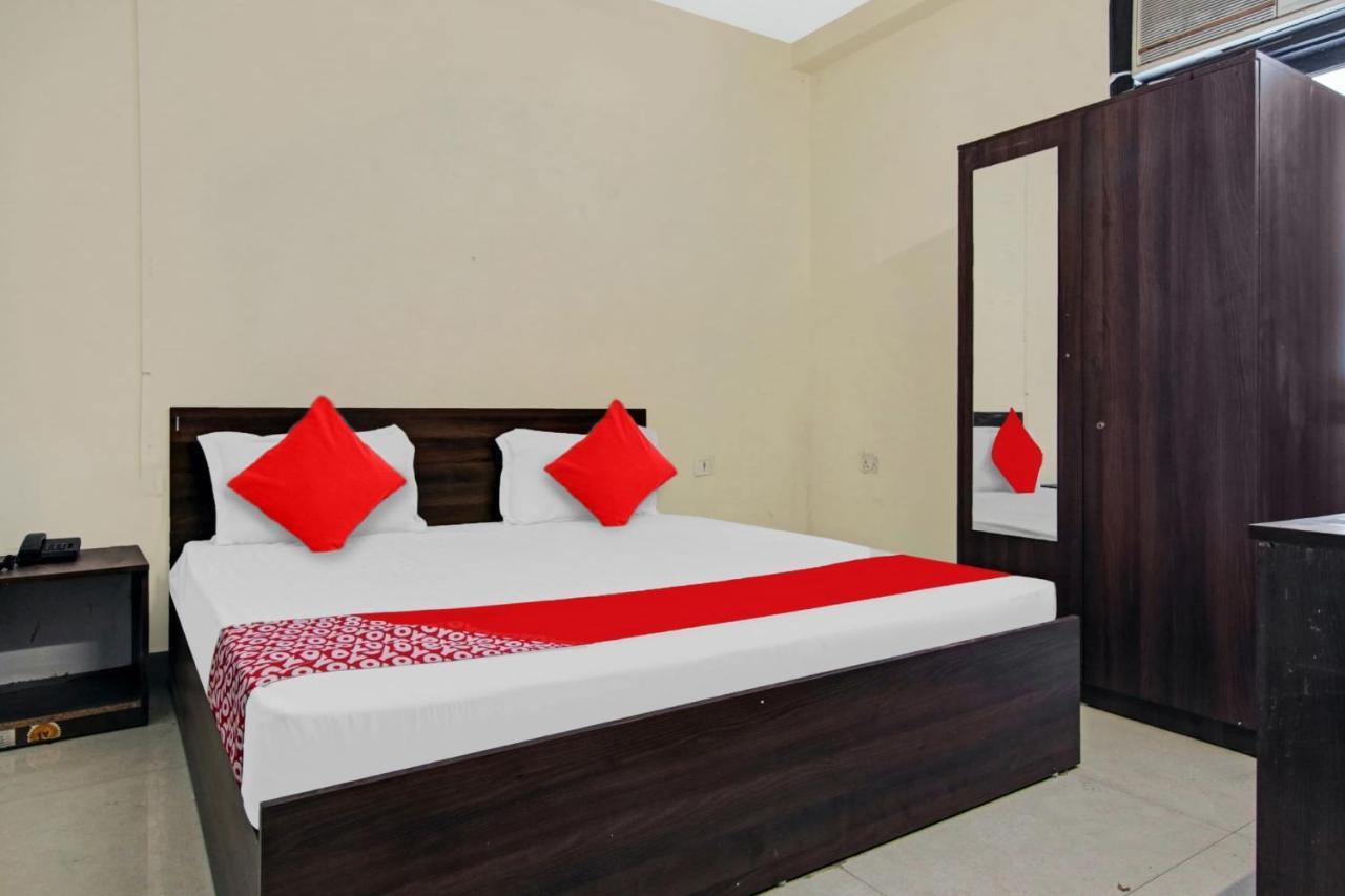 Oyo Flagship Pleasure Near Haiderpur Metro Station