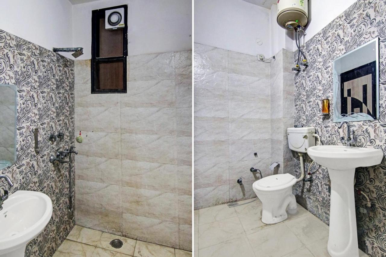 Oyo Flagship Pleasure Near Haiderpur Metro Station 3*