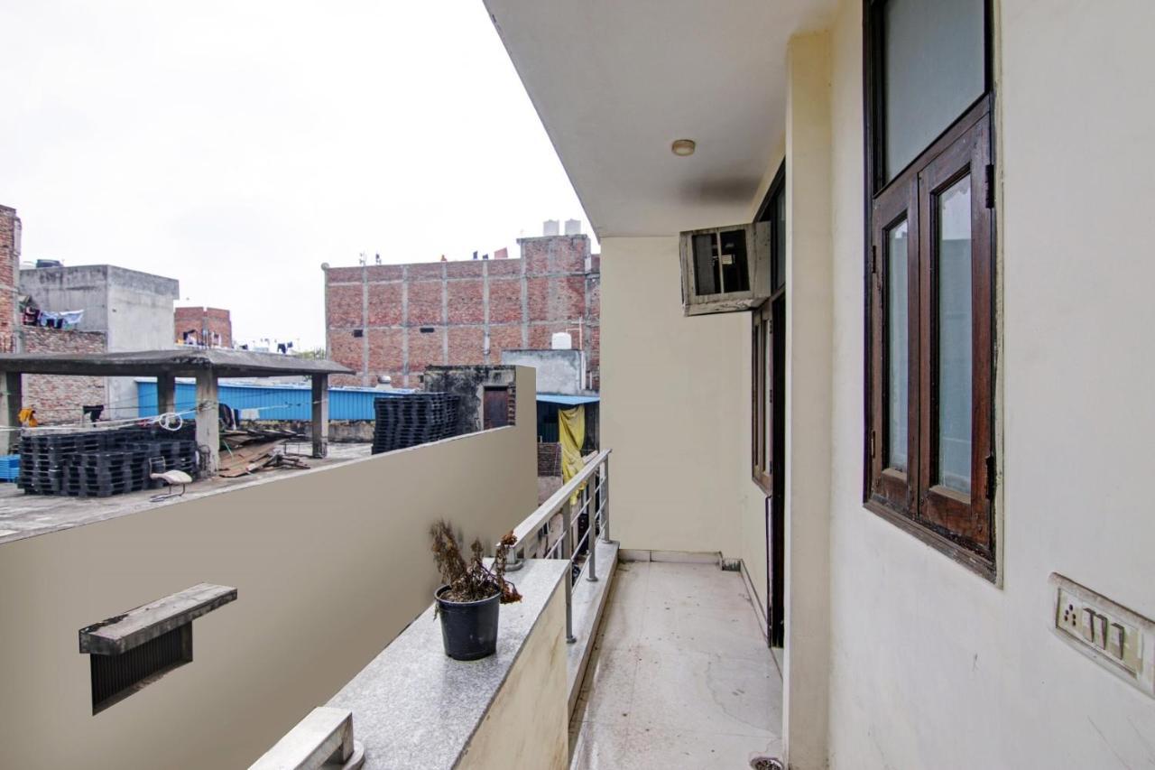 Hotel Oyo Flagship Pleasure Near Haiderpur Metro Station 3*