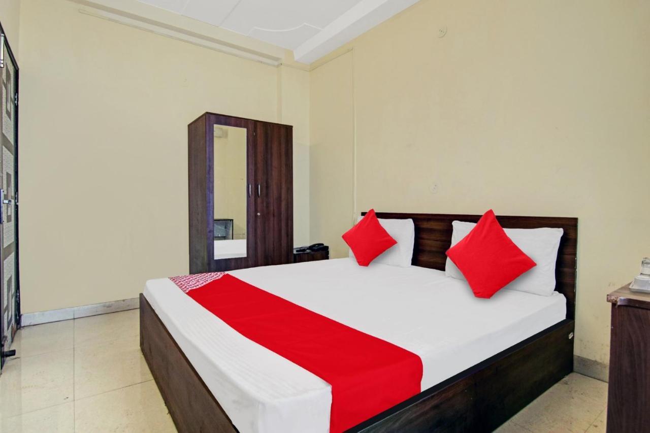 Oyo Flagship Pleasure Near Haiderpur Metro Station 3*