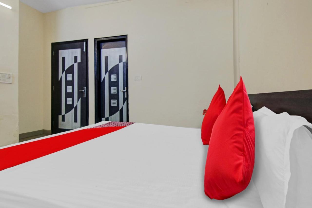 Oyo Flagship Pleasure Near Haiderpur Metro Station Hotel
