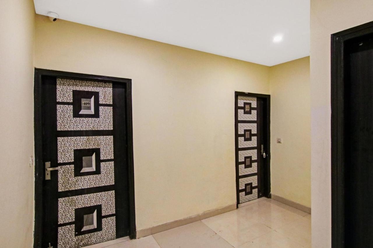 Hotel Oyo Flagship Pleasure Near Haiderpur Metro Station 3*