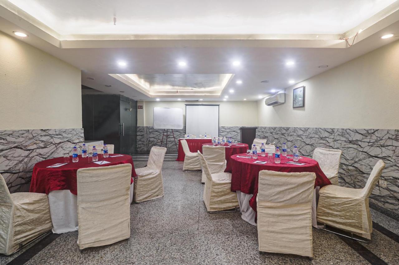 Sizzling Starr New Delhi