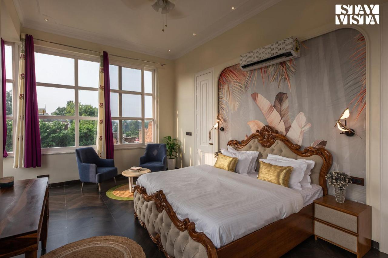 Stayvista's Indraj Manor - Roman-inspired With Posh Interiors, Mesmerizing Garden & Outdoor Fireplace Nova Deli
