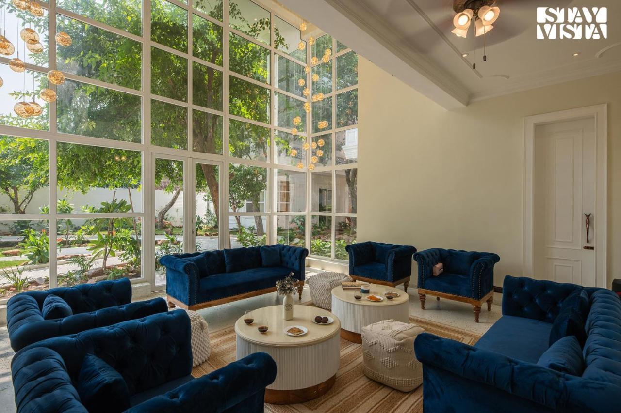 Stayvista's Indraj Manor - Roman-inspired With Posh Interiors, Mesmerizing Garden & Outdoor Fireplace Pousada Nova Deli
