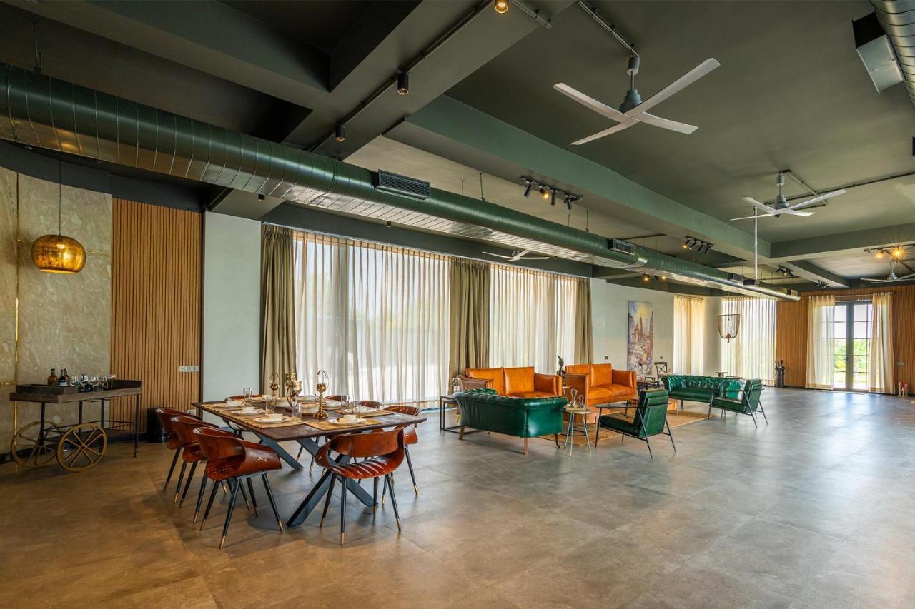 Pousada Stayvista's Anantam - Luxury 4br With Huge Swimming Pool In Delhi *