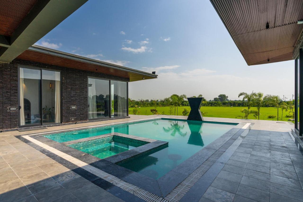 Stayvista's Anantam - Luxury 4br With Huge Swimming Pool In Delhi *