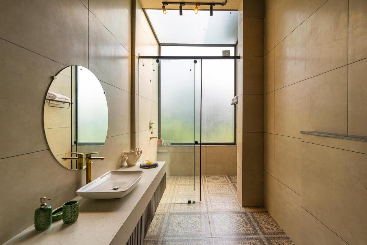 Stayvista's Anantam - Luxury 4br With Huge Swimming Pool In Delhi Pousada *