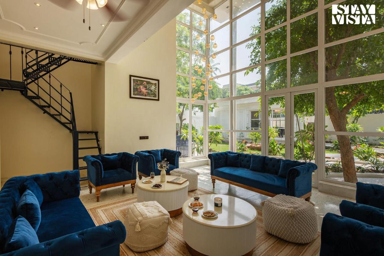 Pousada Stayvista's Indraj Manor - Roman-inspired With Posh Interiors, Mesmerizing Garden & Outdoor Fireplace Nova Deli