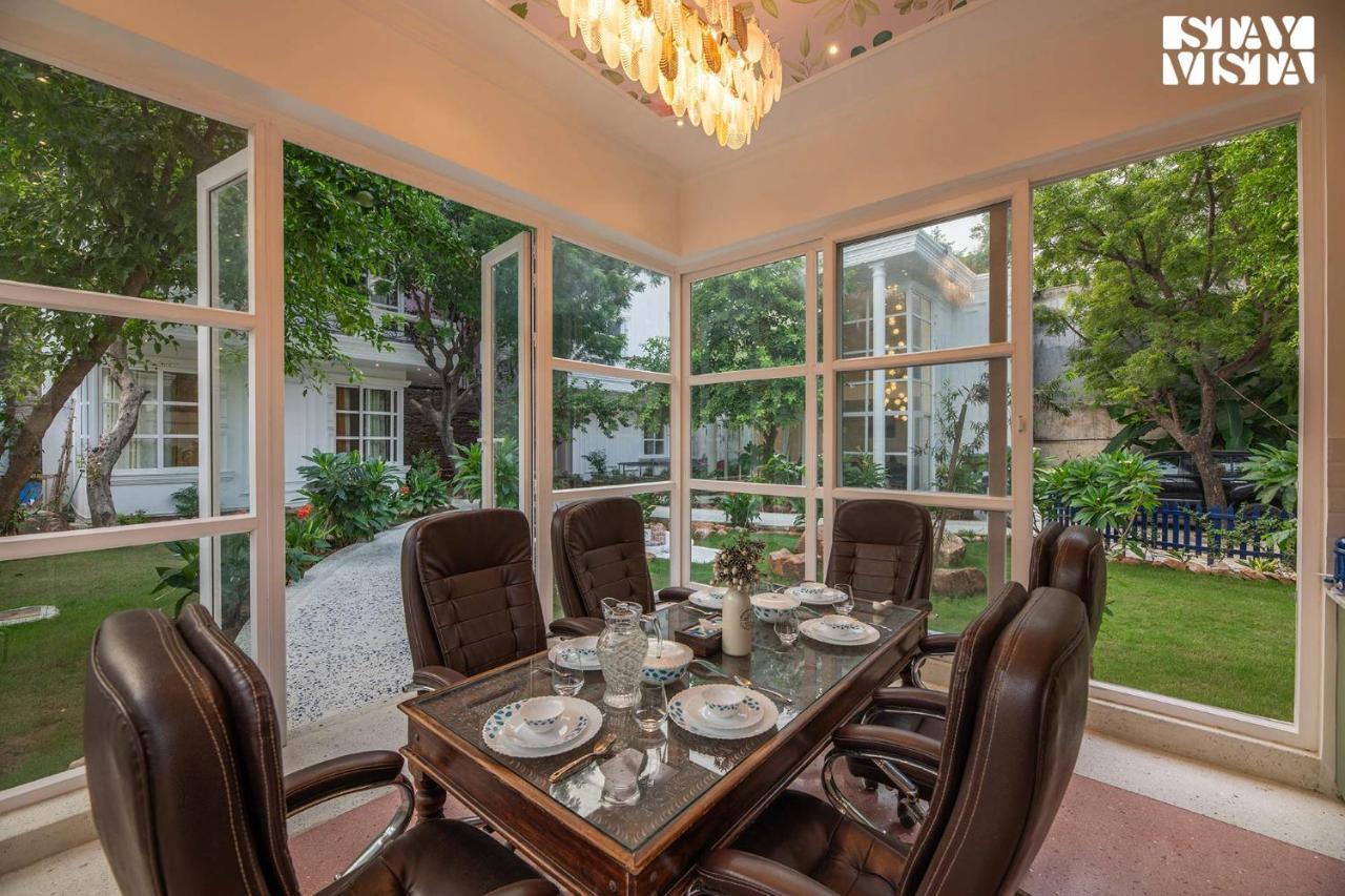 Stayvista's Indraj Manor - Roman-inspired With Posh Interiors, Mesmerizing Garden & Outdoor Fireplace Pousada