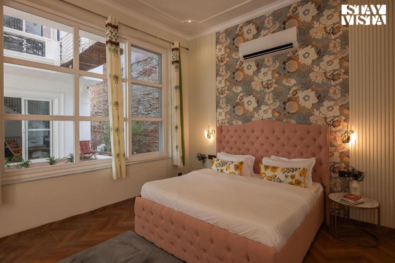 Stayvista's Indraj Manor - Roman-inspired With Posh Interiors, Mesmerizing Garden & Outdoor Fireplace Pousada