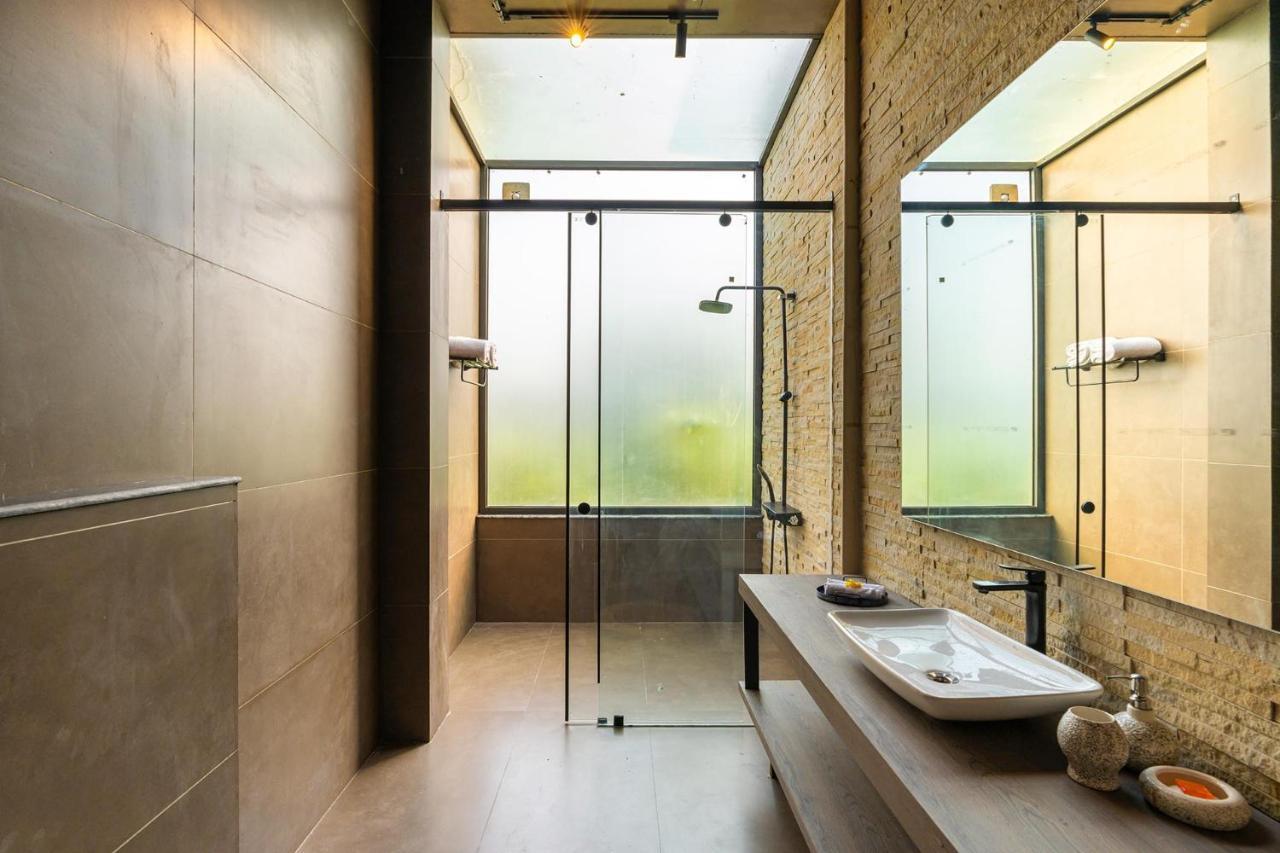 Stayvista's Anantam - Luxury 4br With Huge Swimming Pool In Delhi *