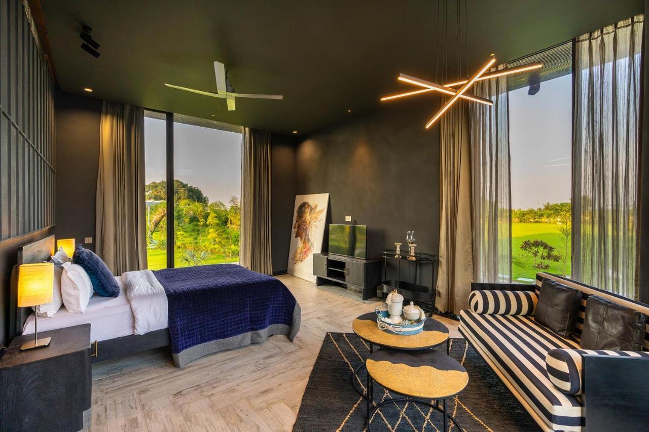 Pousada Stayvista's Anantam - Luxury 4br With Huge Swimming Pool In Delhi *