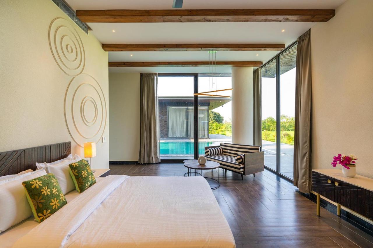 Stayvista's Anantam - Luxury 4br With Huge Swimming Pool In Delhi
