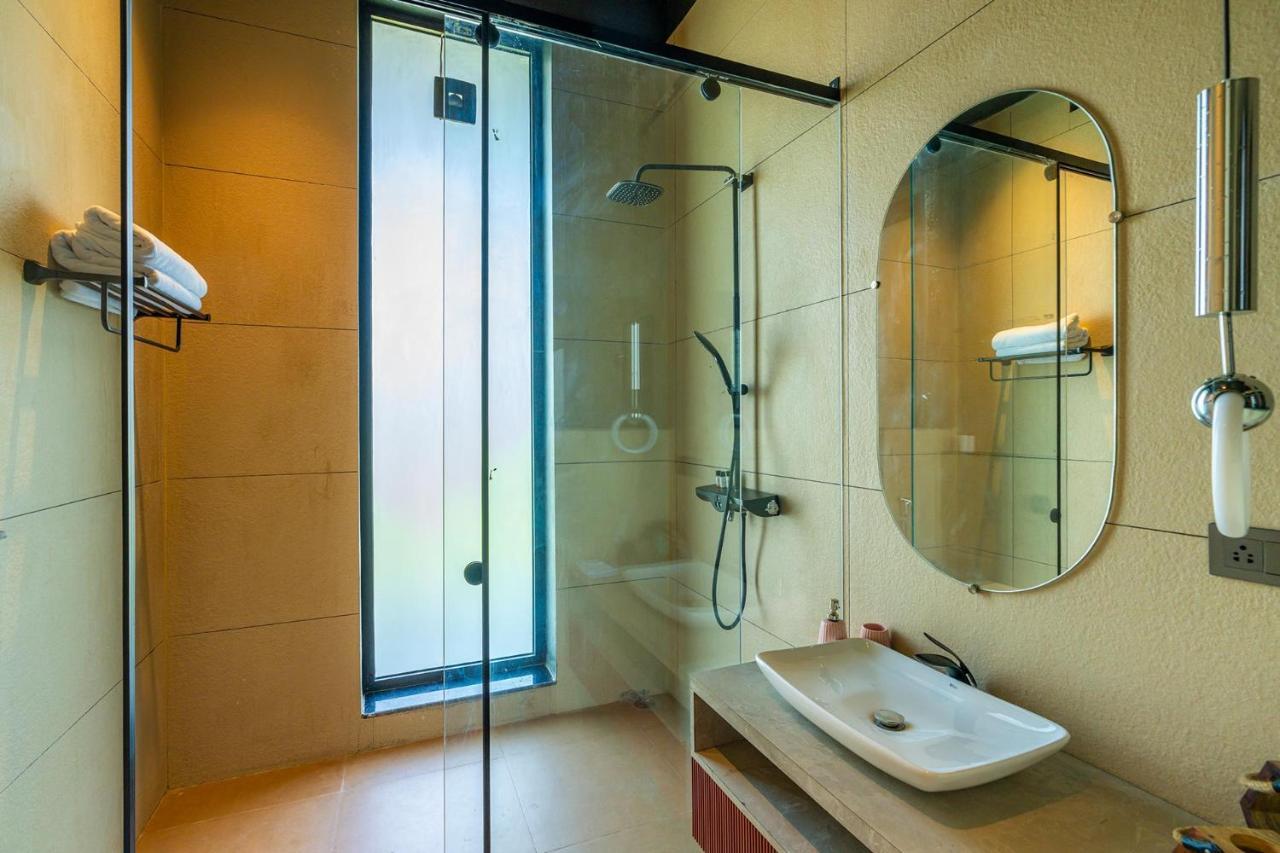Pousada Stayvista's Anantam - Luxury 4br With Huge Swimming Pool In Delhi