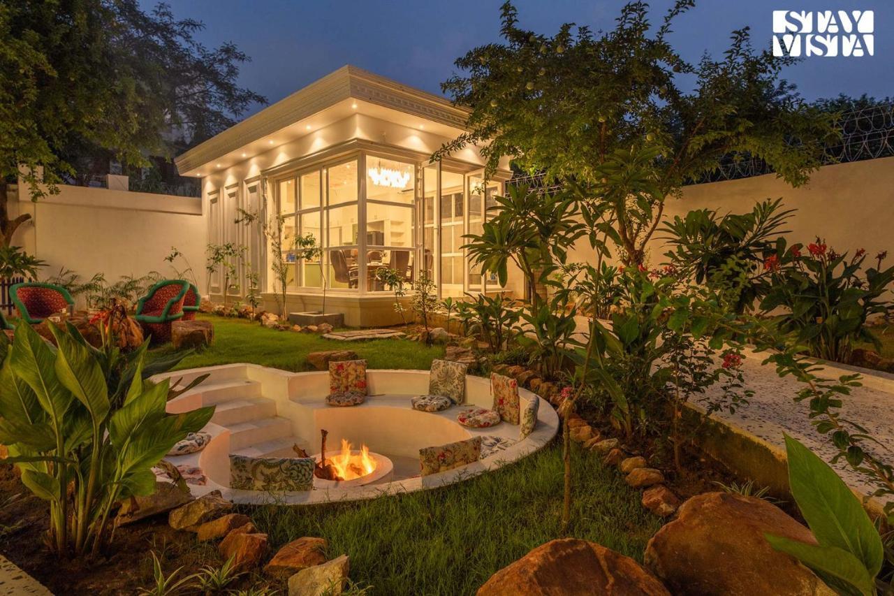 Stayvista's Indraj Manor - Roman-inspired With Posh Interiors, Mesmerizing Garden & Outdoor Fireplace Pousada *