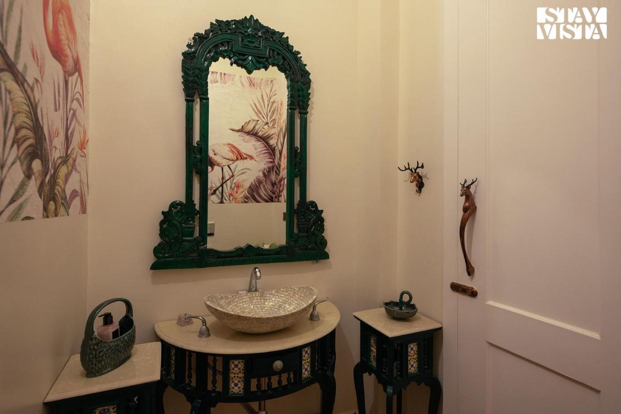 Pousada Stayvista's Indraj Manor - Roman-inspired With Posh Interiors, Mesmerizing Garden & Outdoor Fireplace Nova Deli